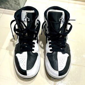 Air Jordans womens sz 9. Worn once inside the house. Didnt mean to order.